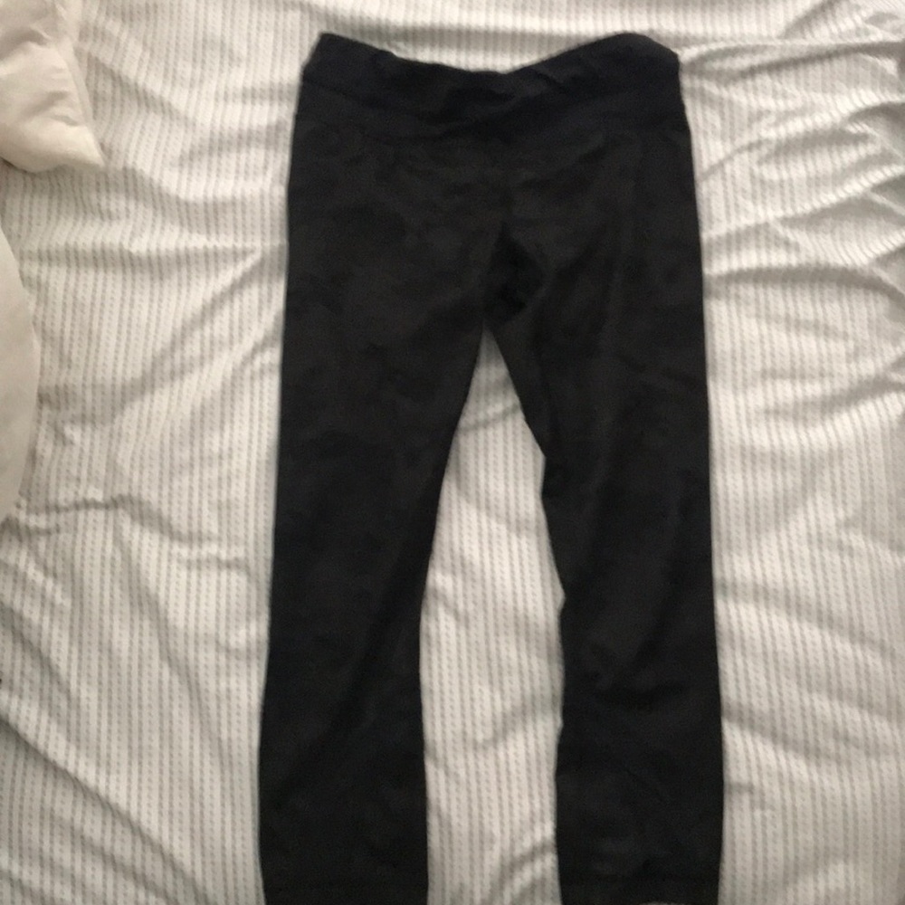 Lululemon Size 4 Pace Rival Black Camo Print Crop